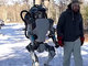 2足歩行ロボットがドアを開けて外に、滑る雪原を歩く新世代「Atlas」