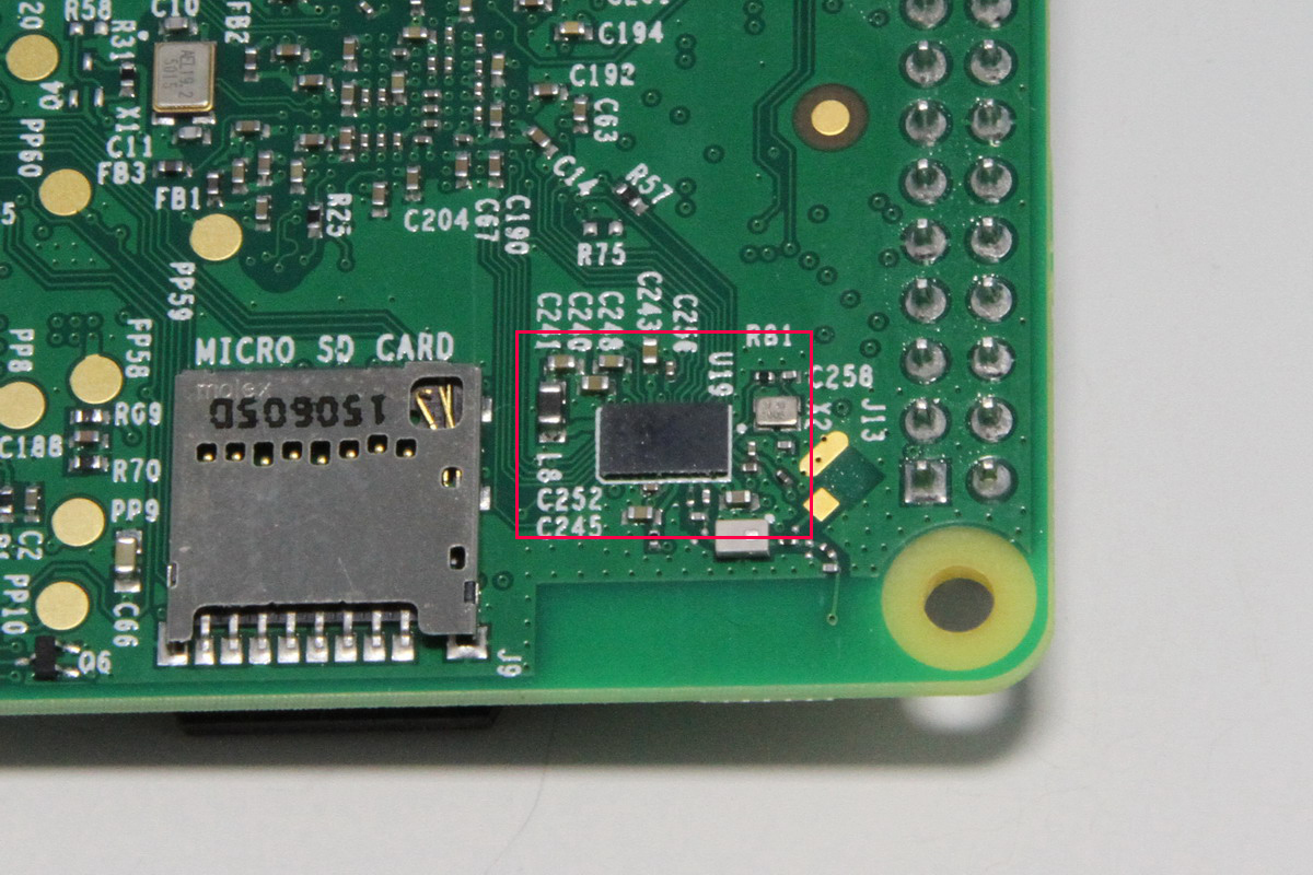 MicroSDJ[hXbg̉ɁALANBluetooth̃`bvuBroadcom BCM43143vtĂ