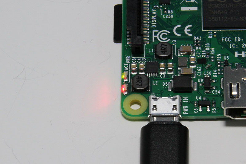 LED̈ʒuRaspberry Pi 2łGPIORlN^΂AMicroUSBRlN^̋߂ɕύXĂ