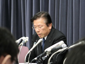 5月11日の会見で調査結果を説明する三菱自動車 社長の相川哲郎氏