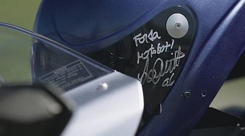 「MOTOBOT」のヘルメットのサンバイザー上部に書かれたロッシのサイン