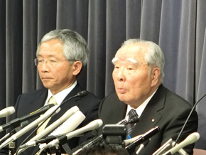 会見は本田氏と会長の鈴木氏が質問に答えた