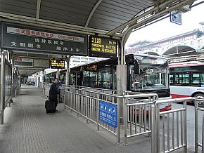 北京西站の駅前は大量の路線バスが列をなす