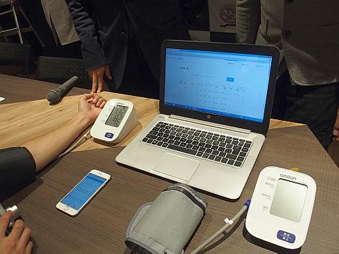 オムロンの自動血圧計「HEM-9200T」で血圧を測定し、「ポートメディカル」上で血圧測定データを保存する