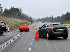 Volvo Carsが世界で初めて製品化した交差点対応の自動ブレーキ。右直事故（右側通行の場合は左直事故）を防ぐ