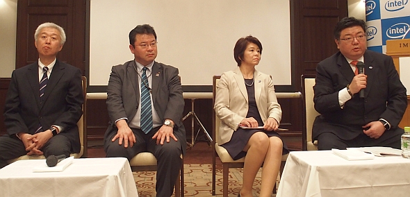 左から、Kiiの鈴木尚志氏、関西電力の有吉猛氏、インテルの江田麻季子氏、張磊氏