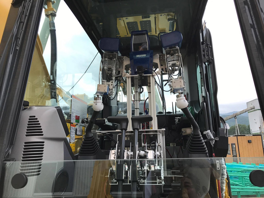油圧ショベルなどの建設機械を遠隔操縦できる人型ロボットを開発