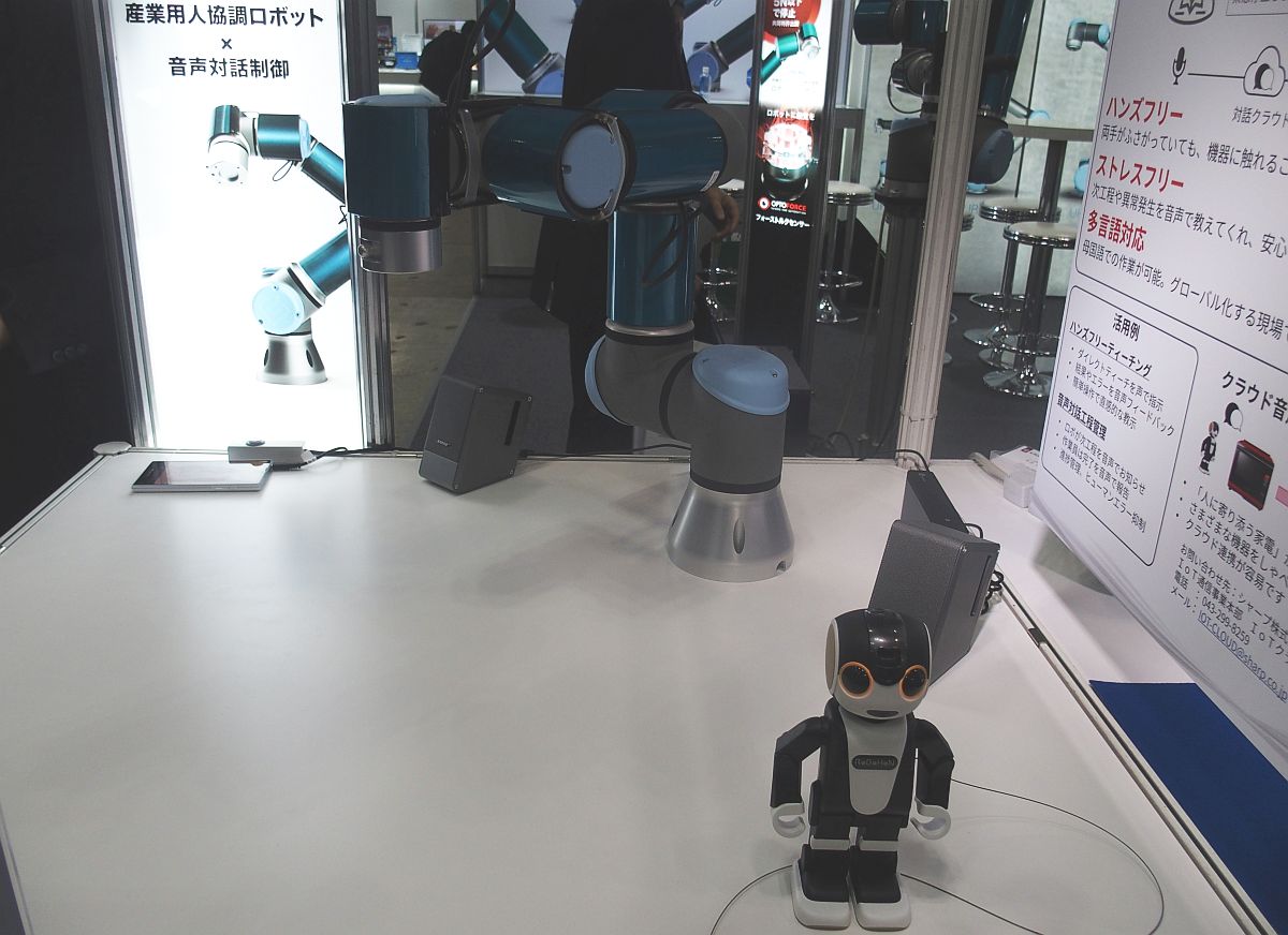 ロボホン が産業用ロボットに参入 シャープが音声対話技術を提案 17国際ロボット展 Monoist