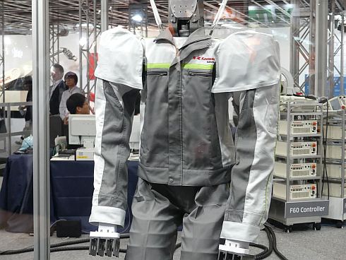 等身大であれば、このように人間用の作業服を着ることも可能