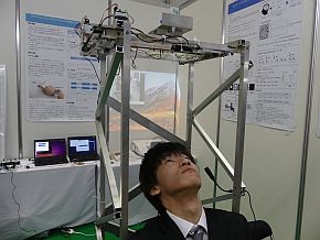 金沢工業大学・中沢研究室の「自動目薬ロボット」