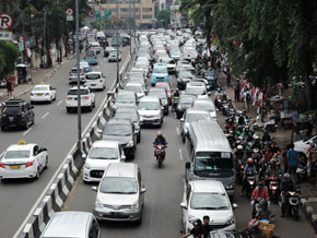 ジャカルタ市内は世界最悪の渋滞 公共交通の拡充が急務に 新興国自動車事情 7 1 4 ページ Monoist