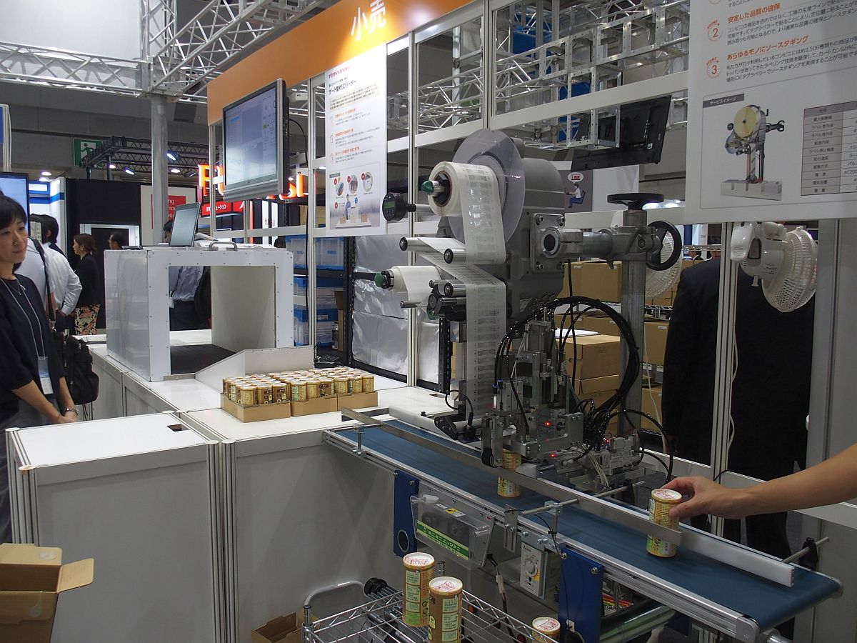 飲料容器へのRFIDタグ貼り付けを自動化、遮断扉なしのゲート型RFID