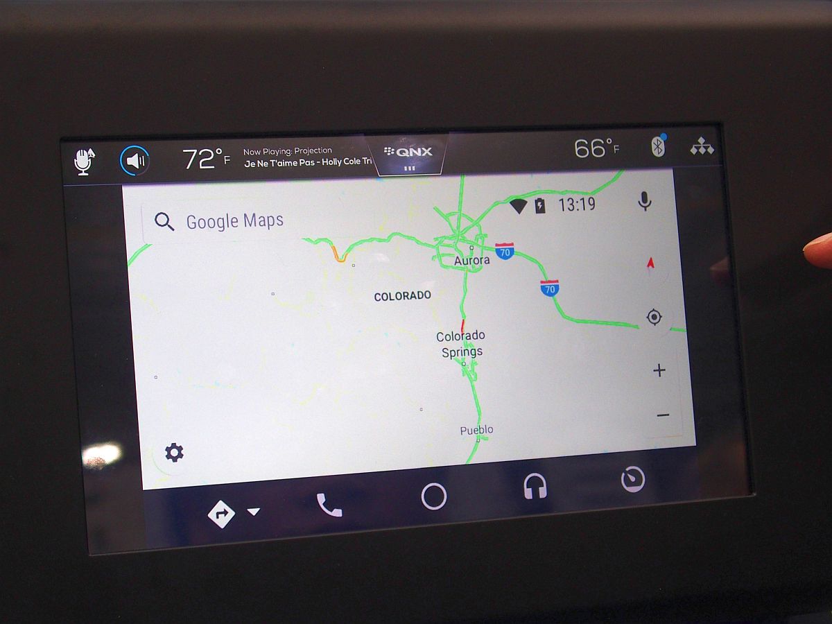 uBlackBerry QNX Digital Cosolidated CockpitsṽfW^NX^ijAԍڏ@ijARpjIfBXvCiEjBԍڏ@̉ʂœ삵Ă̂Android AutomotivéuGoogle MapsvAviNbNŊgj