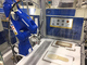 ライフスタイルシューズの生産に産業用ロボットによる自動生産システムを導入
