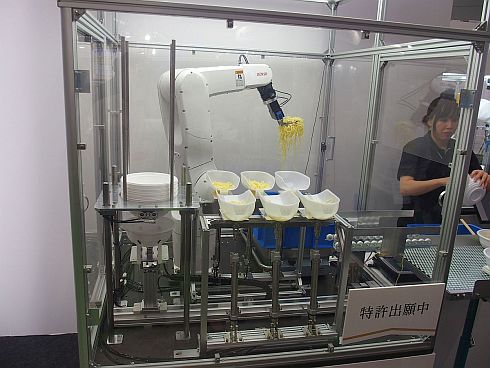デンソーウェーブの産業用ロボットを用いて麺類を定量に仕分ける技術のデモ