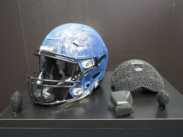 アメリカンフットボール用品メーカーのRiddellとの協業で実現したカスタムヘルメット