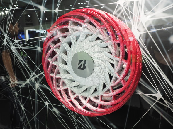 ブリヂストンが開発した新素材「SUSYM」を用いた3Dプリント製コンセプトタイヤ