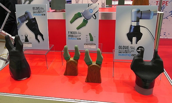 東和コーポレーションが展示した産業用ロボット向け手袋「ロボグローブ」