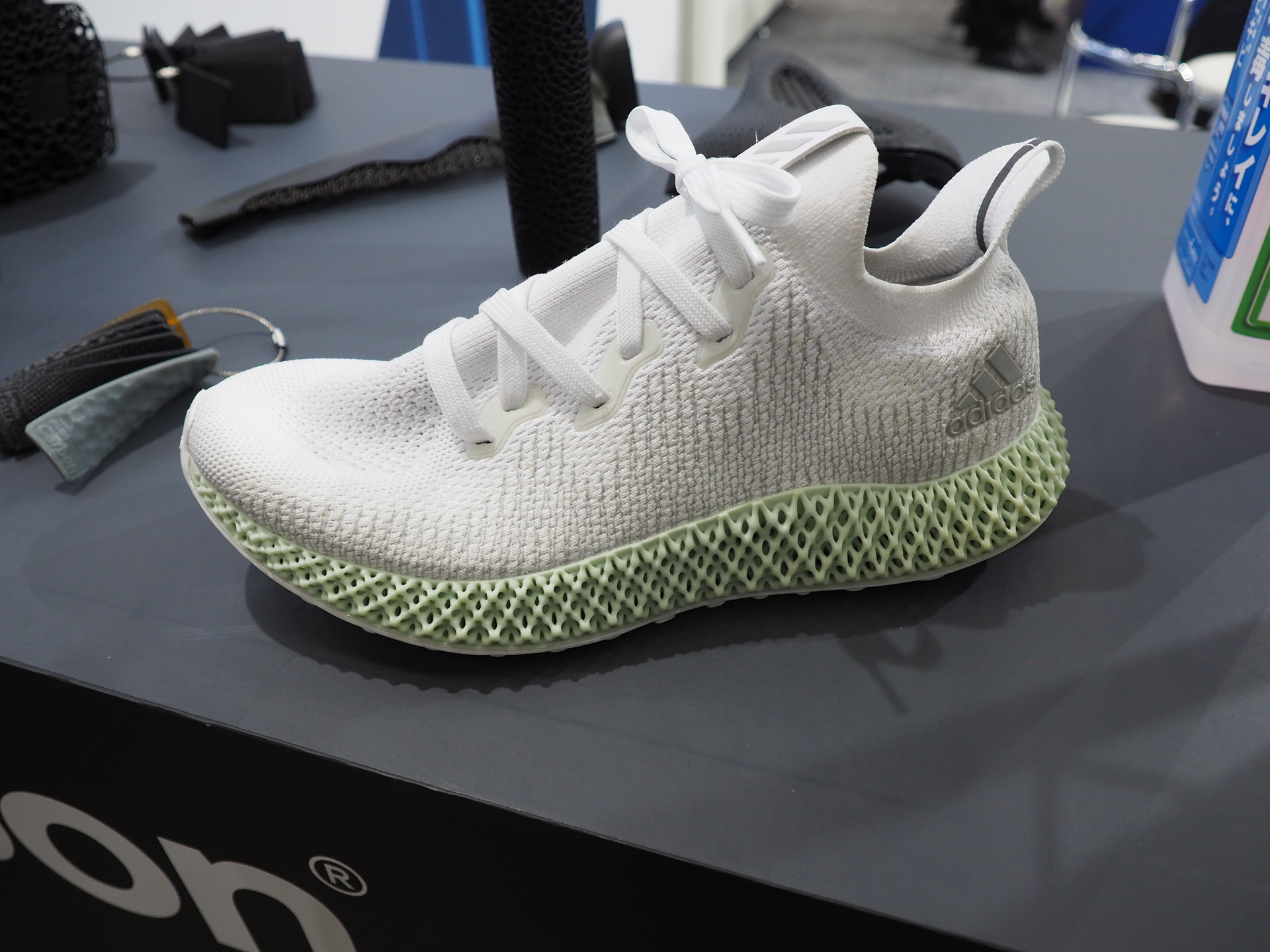 AfB_X̃jOV[YuFuturecraft 4Dv iNbNŊgj