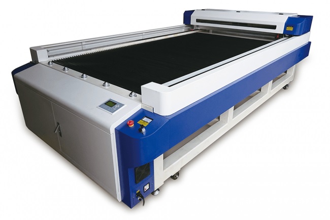 防護服の切断も可能、切断加工サイズ1300×2500mmの大型レーザー加工機 