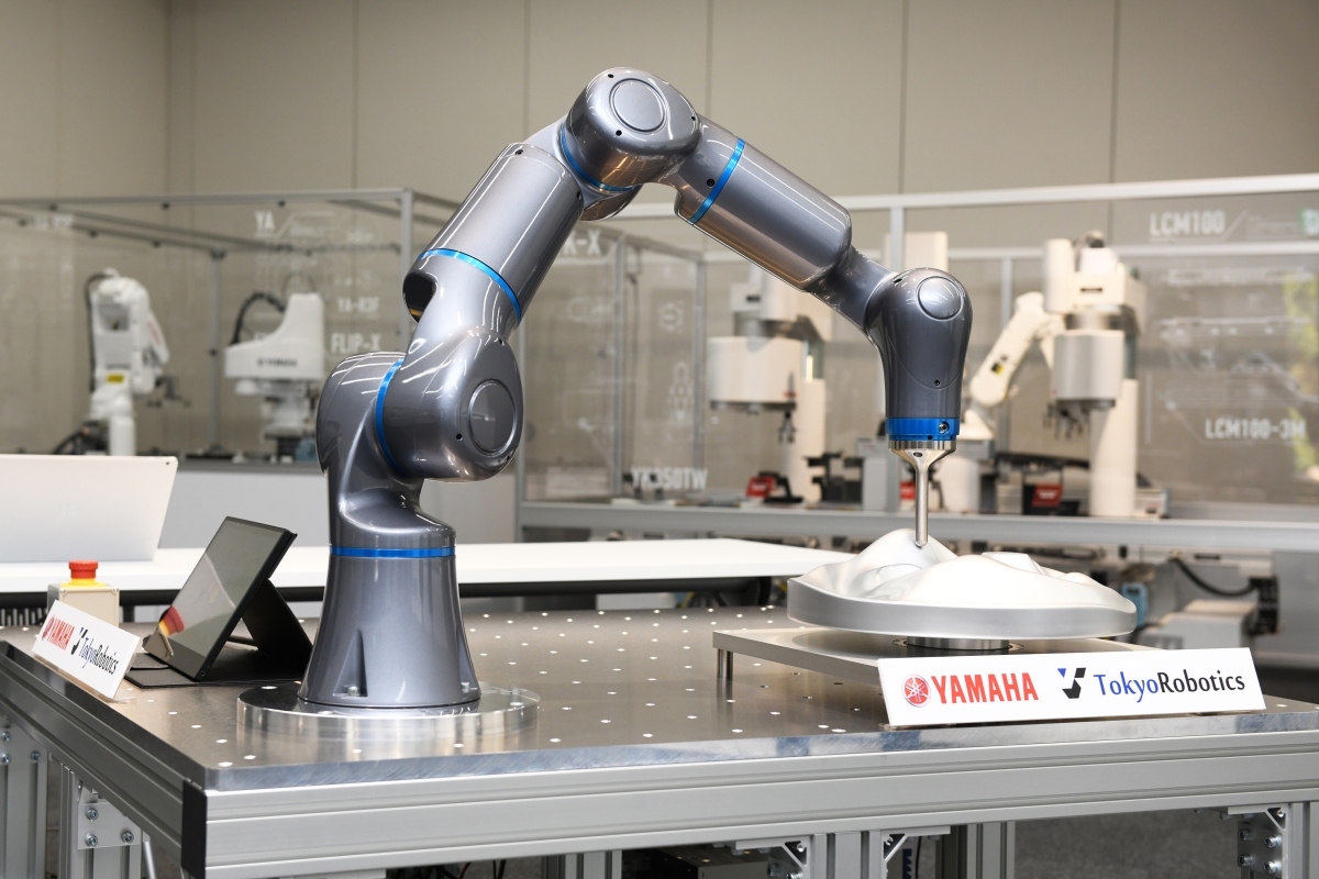 ヤマハ発動機が協働ロボットの試作機を公開、高精度力センサーを全軸に組み込み