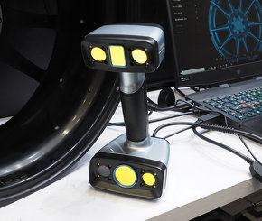 青色LEDによる「ハンドヘルドRapidスキャン」と、7本の青色レーザーによる「レーザースキャン」の2つのモードを搭載する「EinScan HX」