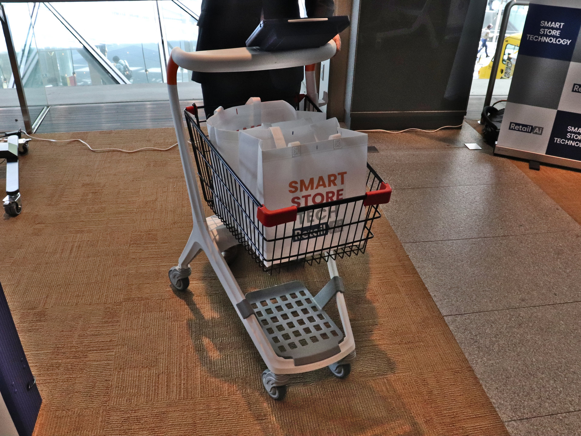素材を鉄からプラへ、UXにこだわった次世代スマートショッピングカート