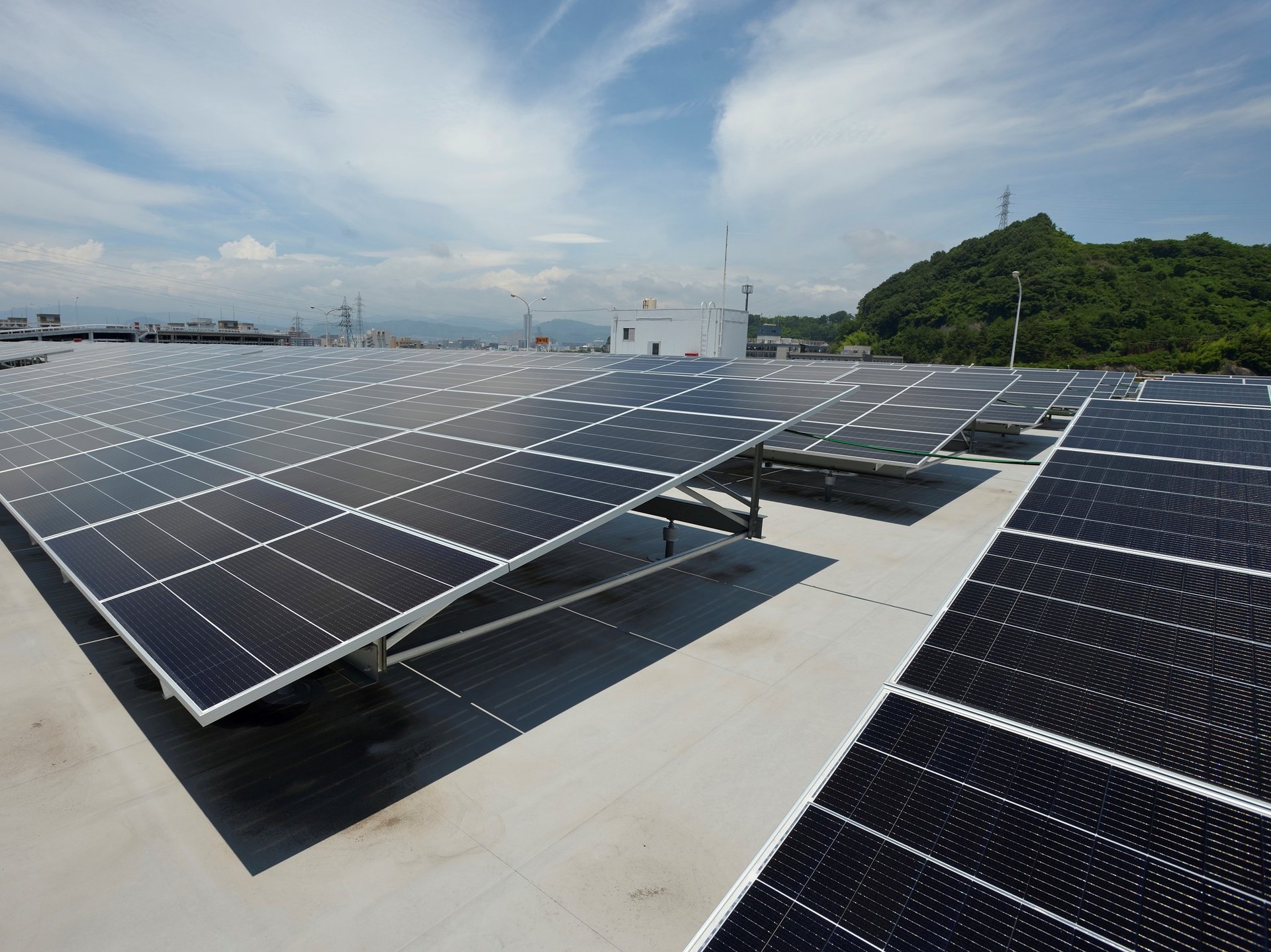 マツダが初の太陽光発電設備、本社工場で生産するEVなどに1.1MW：電気
