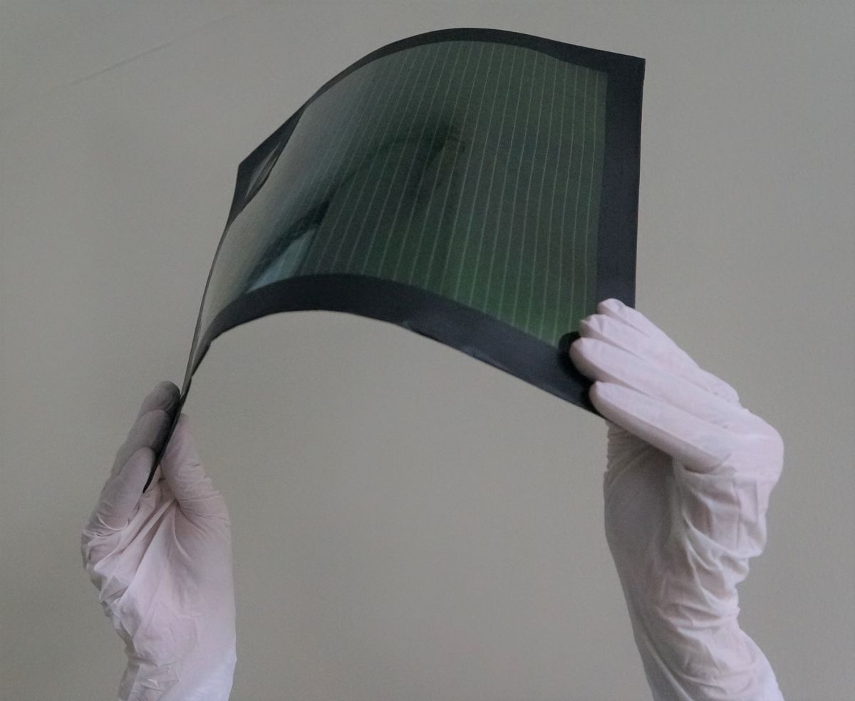 東芝がフィルム型ペロブスカイト太陽電池で世界最高効率、新開発の成膜法で実現