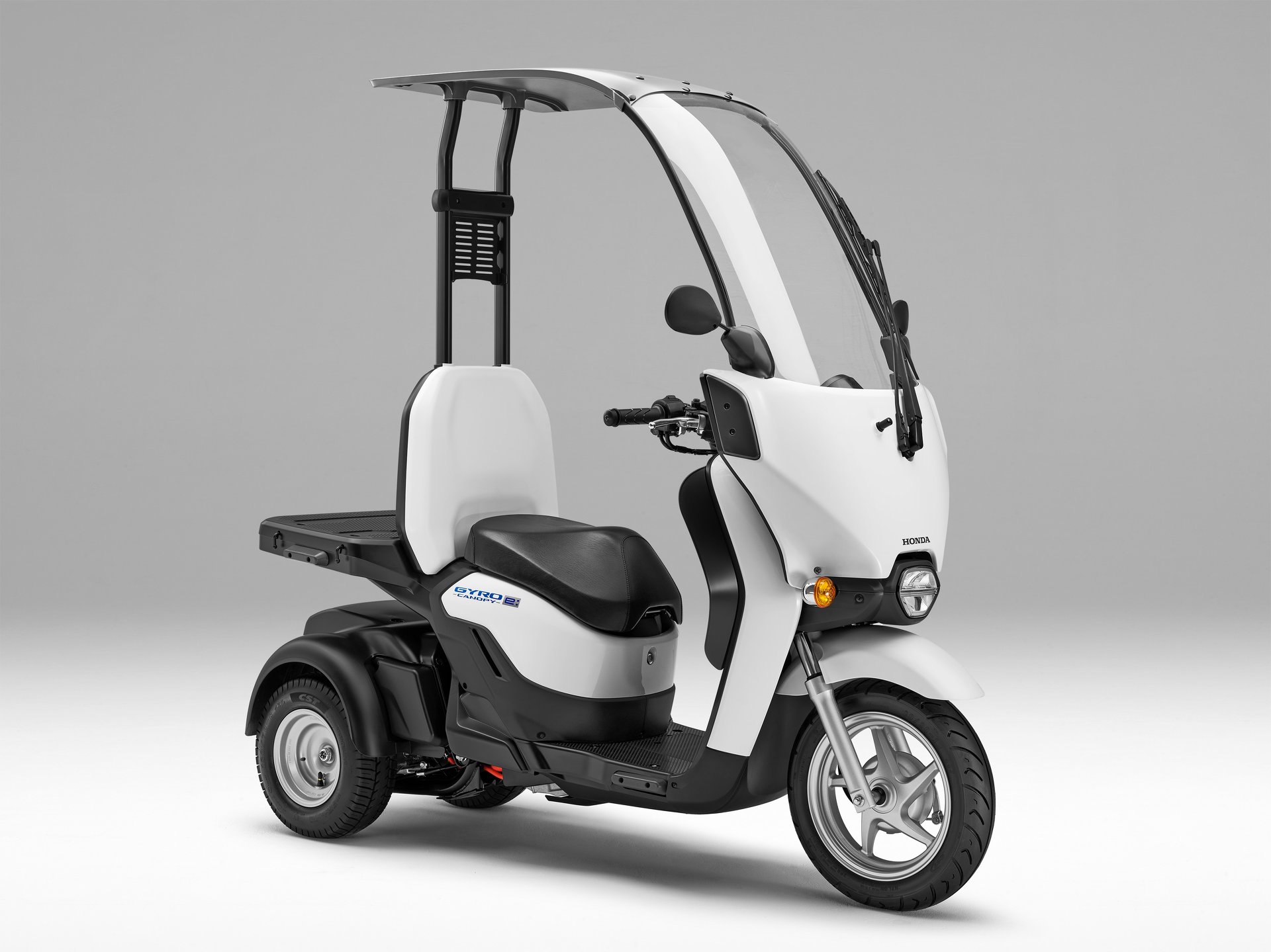 ホンダに3車種目の電動バイク、交換式の新型バッテリーで走行距離1.2倍