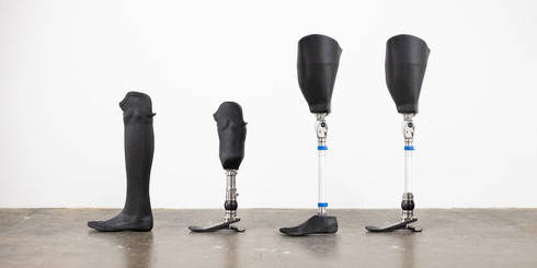 インスタリムが製造販売する3Dプリント製の下腿義足（写真左2本）および大腿義足（右2本）