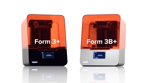 LFS技術搭載の最新SLA方式3Dプリンタ「Form 3＋」（左）と「Form 3B＋」（右）。Form 3B＋は歯科／医療用モデル