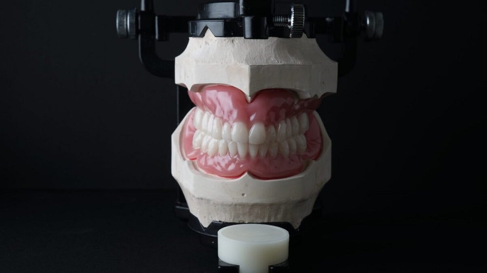 歯肉と歯を造形して総入れ歯を製作できる、3Dプリンタ用樹脂材料を発売