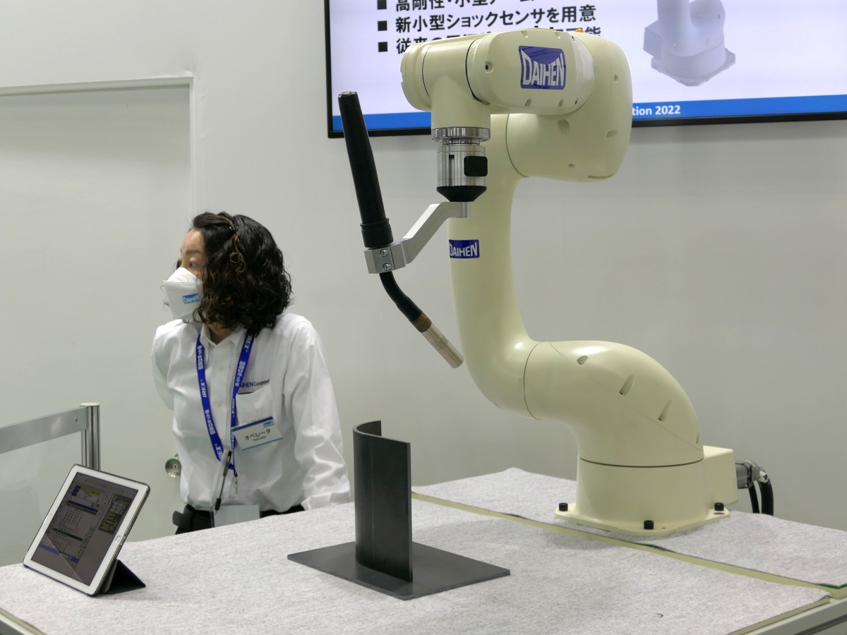 ダイヘンがアーク溶接向け協働ロボット、軌跡精度確保し専用ショックセンサーも：2022国際ロボット展 - MONOist