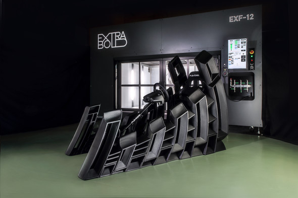 「GT EXPERIENCE CONCEPT」（手前）とExtraBoldの大型3D付加製造機「EXF-12」（奥）