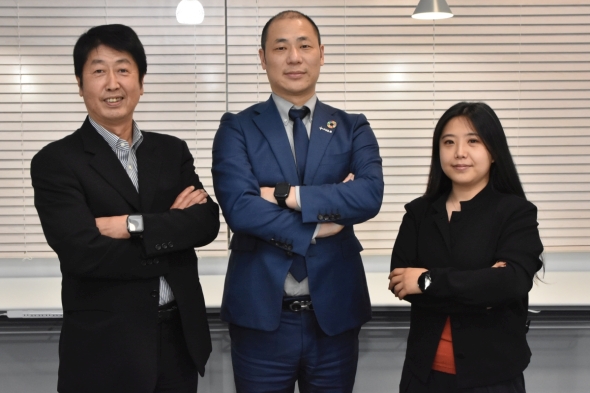 青山望氏（中央）とともにIoT活用製品／サービスの事業を推進するアイフォーカスのメンバー