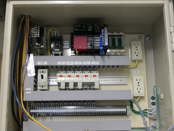 エネルギー管理システムの制御盤の内部