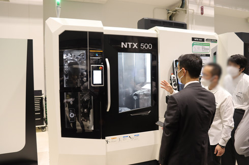 機内走行式ロボットシステム「IMTR」と連携した複合加工機「NTX500」
