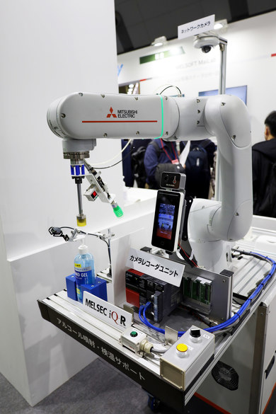 アルコール消毒とマスク手渡しを自動で行うロボット。このロボットの稼働を「システムレコーダー」で監視した