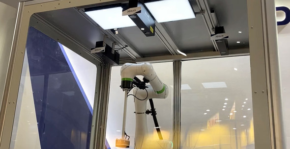 パレタイジング・デパレタイジングのデモ機でロボット上部に設置された「Mech-Eye」