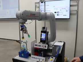 アルコール噴射、検温サポートをする協働ロボット