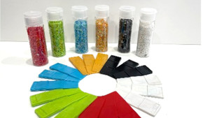 再生プラスチック材とカラーサンプル