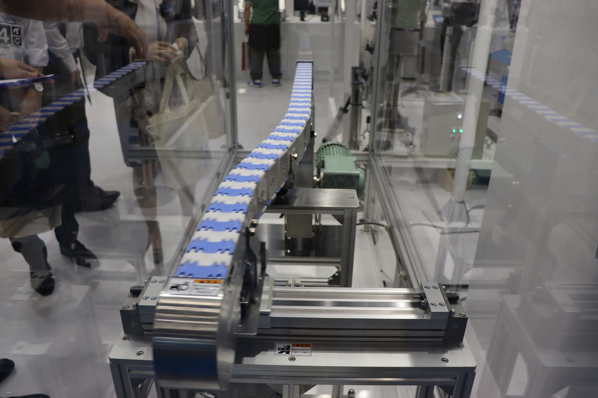 ベルトコンベヤーがくねくね動く、稼働中の搬送方向変更も容易に