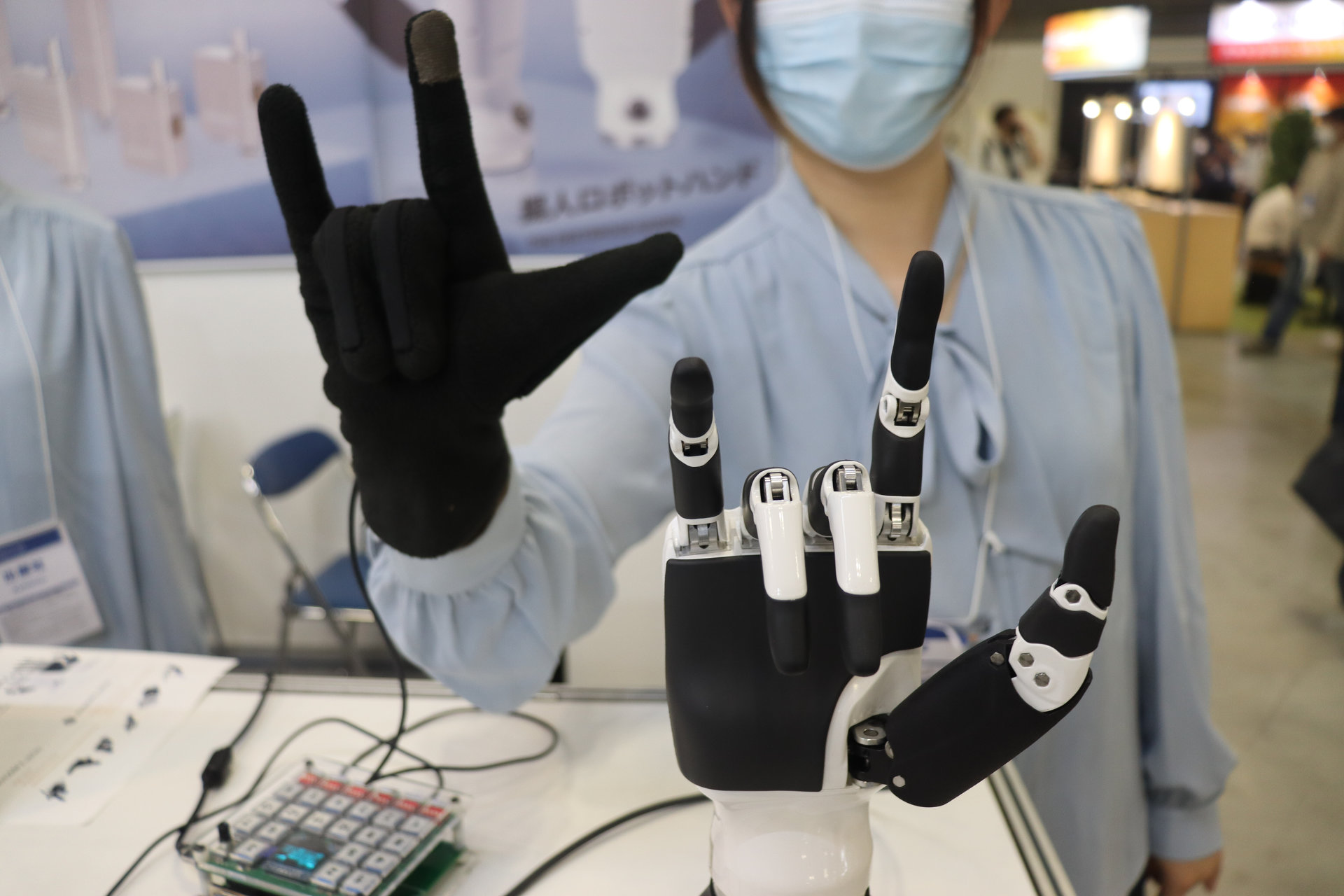 中国製擬人ロボットハンドが人の手のように動く、6つのサーボ
