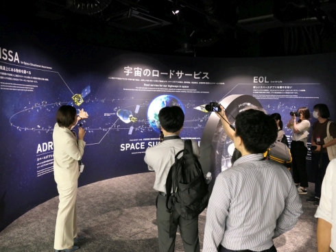 展示エリアの壁面は4つの軌道上サービスの説明パネルになっている