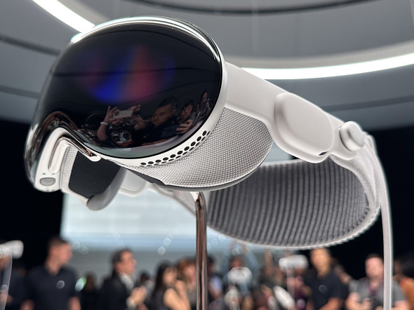 2023年6月開催の「WWDC23」で発表された「Apple Vision Pro」。周囲にいる人との関係性を大事にした設計で、実際に人が装着するとゴーグル上に装着している人の目（のCG）がうっすらと映し出される