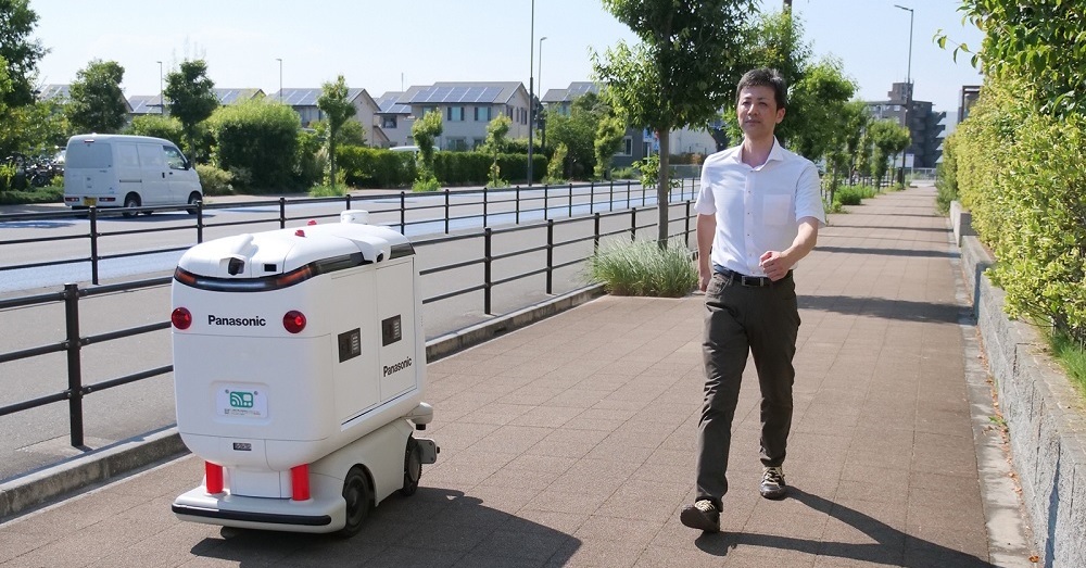 パナソニックHD、遠隔操作型小型車を用いた自動配送ロボットの運用を