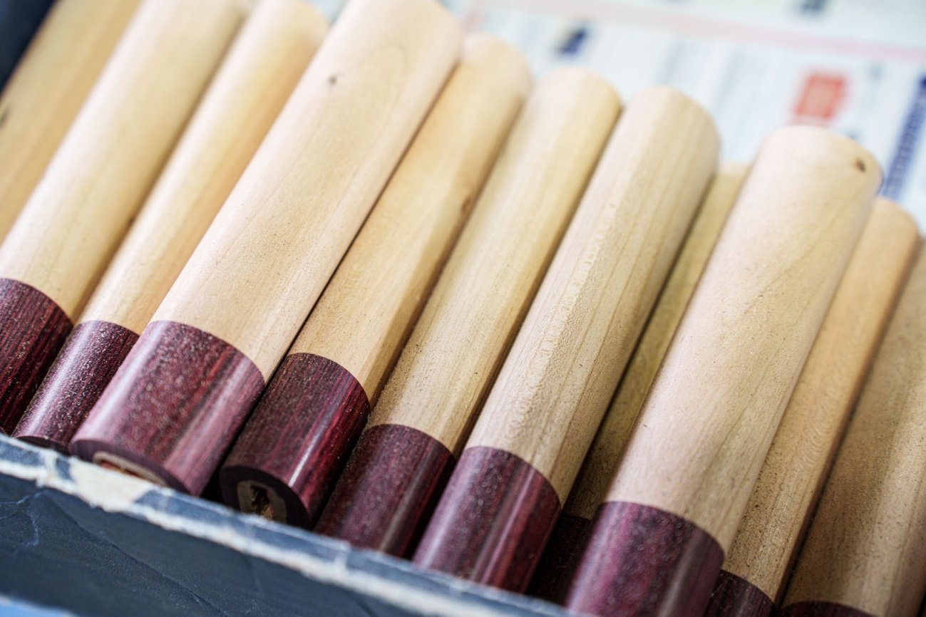 覚悟を決めて値段を2倍に、「越前打刃物」の柄を蒔絵でモダンに彩る