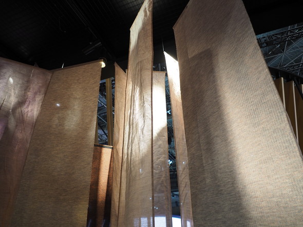 竹と銅の糸で編まれた導電性を備えるテキスタイル（布）が天井から吊り下げられていた