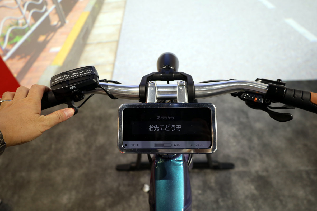 ITSで自転車が車車間通信、出会い頭事故回避や運転者間 